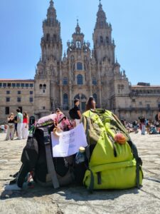 Clientes de Bodega Travel tras terminar el Camino Taverneiro en Santiago de Compostela